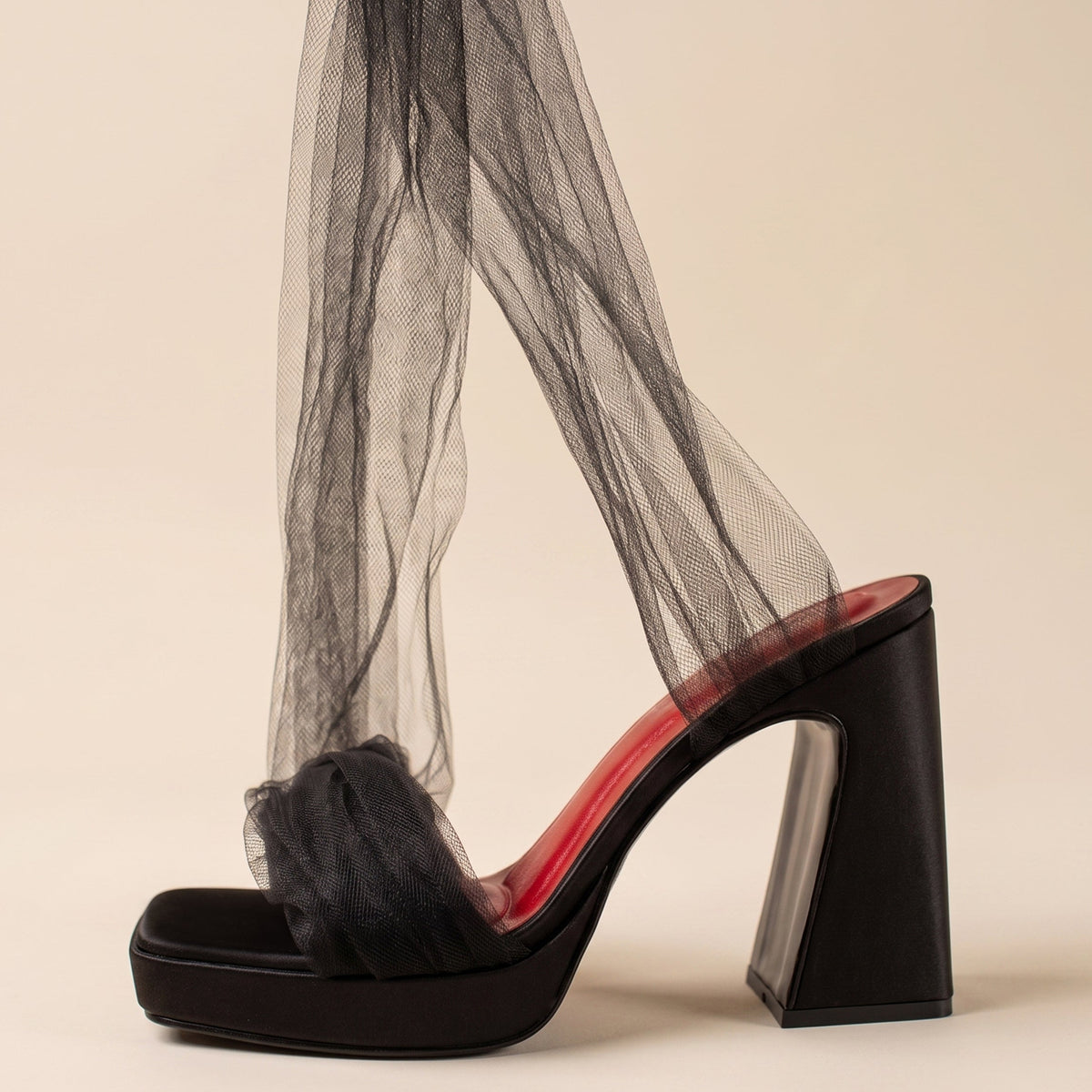 She commands (Negro)