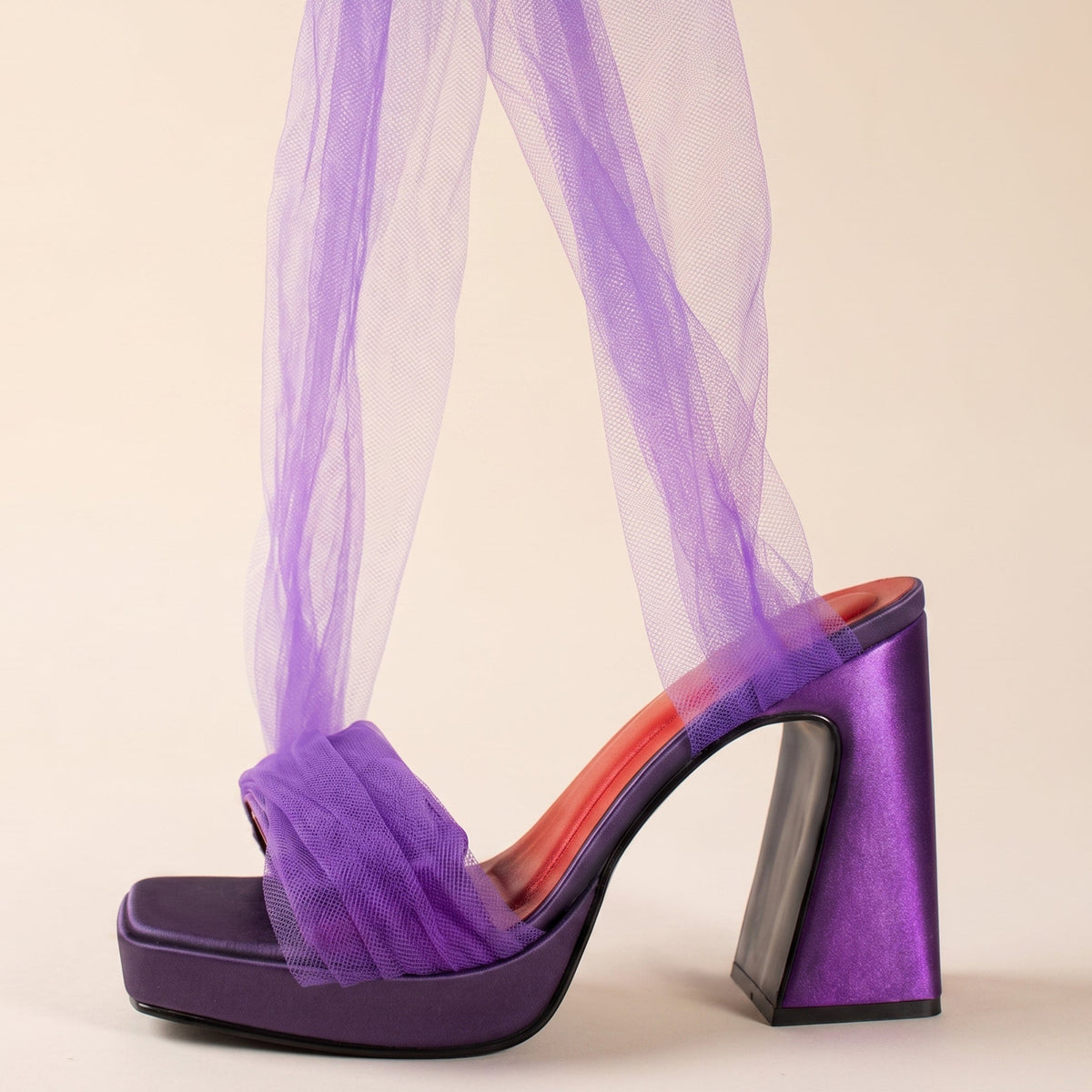 She manifests (Violeta)