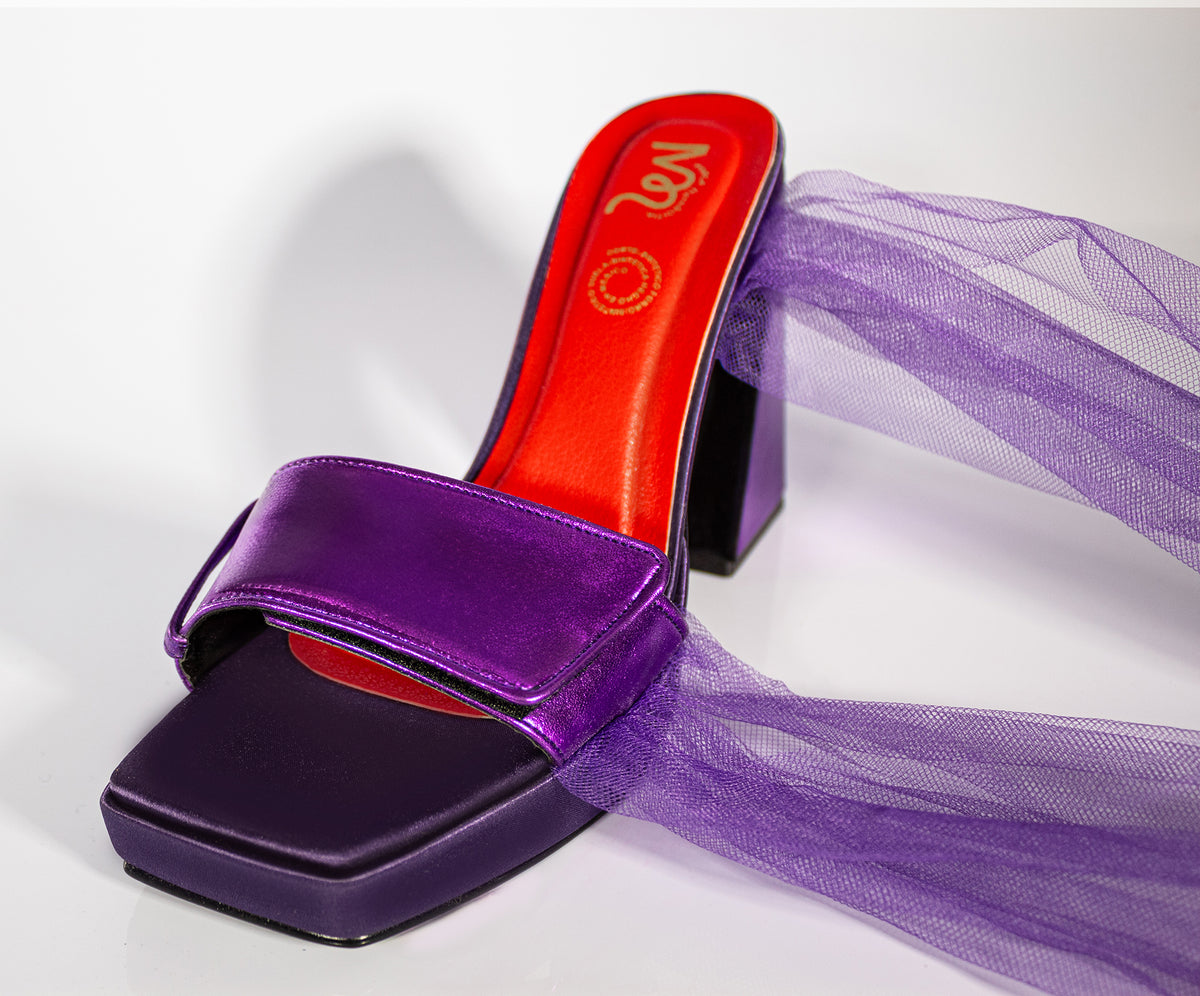 She manifests (Violeta)